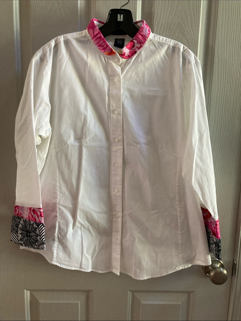 EUC Pearly Vine White Shirt with Pink and Black Trim